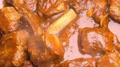 Costillas de puerco en salsa de chile morita