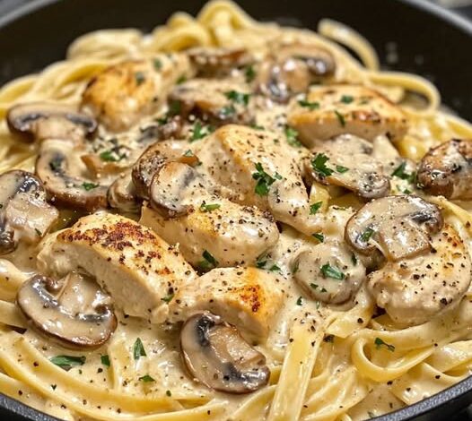 Pasta de Pollo y Champiñones en Salsa de Crema Pasta de Pollo y Champiñones en Salsa de Crema