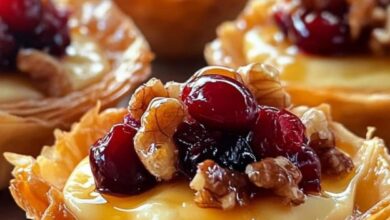 Tazas de arándanos y nueces brie con llovizna de miel